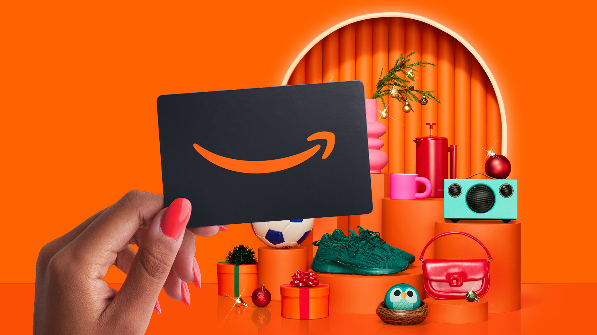 Amazon.de Geschenkkarte mit orangenem Hintergrund und Geschenken. 