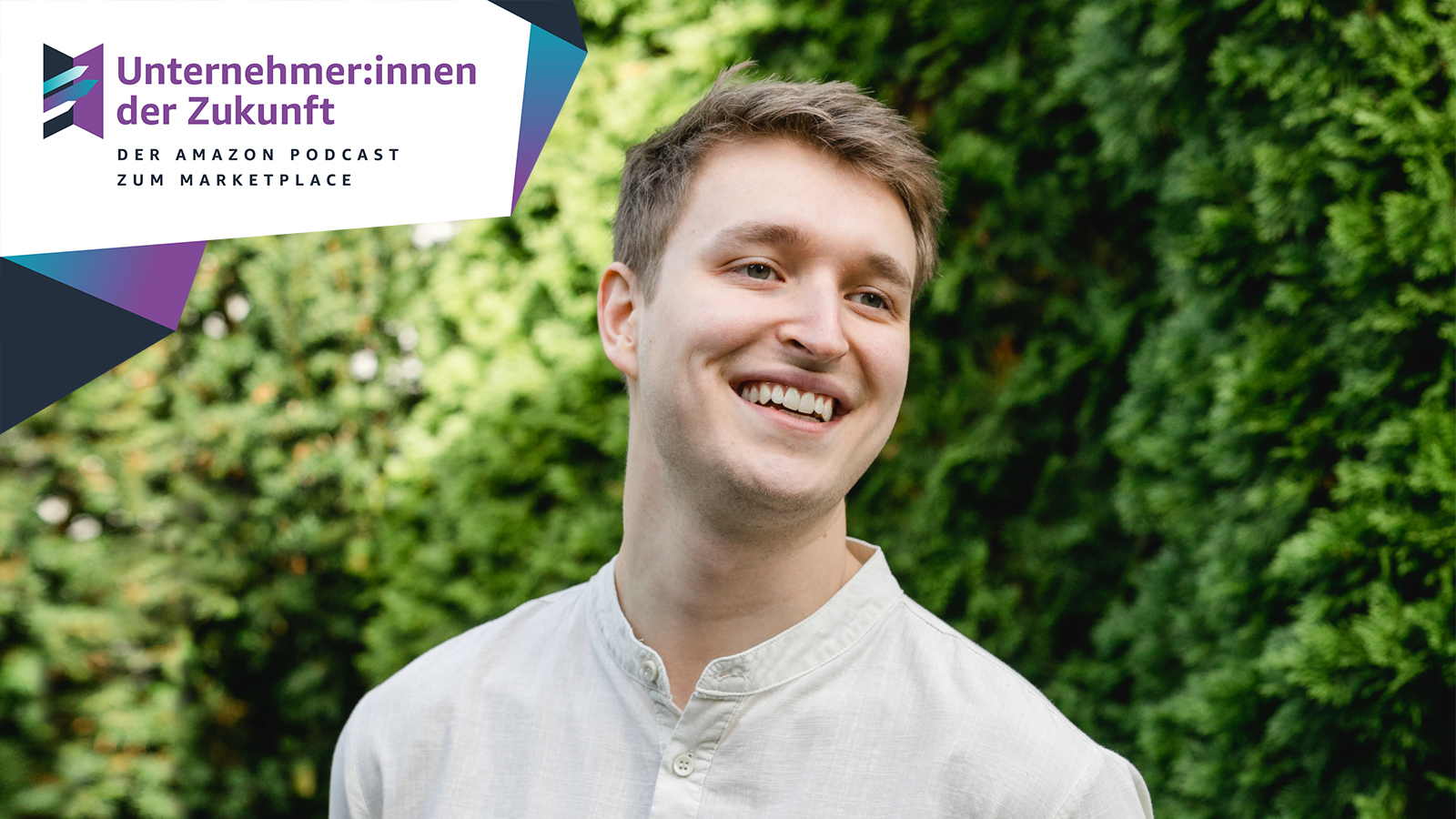 Manuel Weihmüller mit seiner Marke Steinberger, der sich in einer hart umkämpften Amazon Nische – dem Bereich Superfoods – erfolgreich erfolgreich behauptet. Das Foto wurde vor einer grünen Hecke aufgenommen und ihr mit dem UdZ-Logo (Unternehmer:innen der Zukunft - der Amazon Podcast zum Marketplace) versehen.