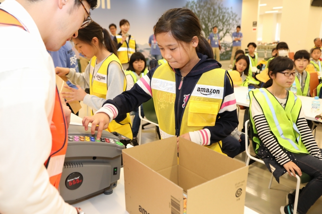 最先端の物流センター「茨木FC」が小学生にロボット技術を公開
