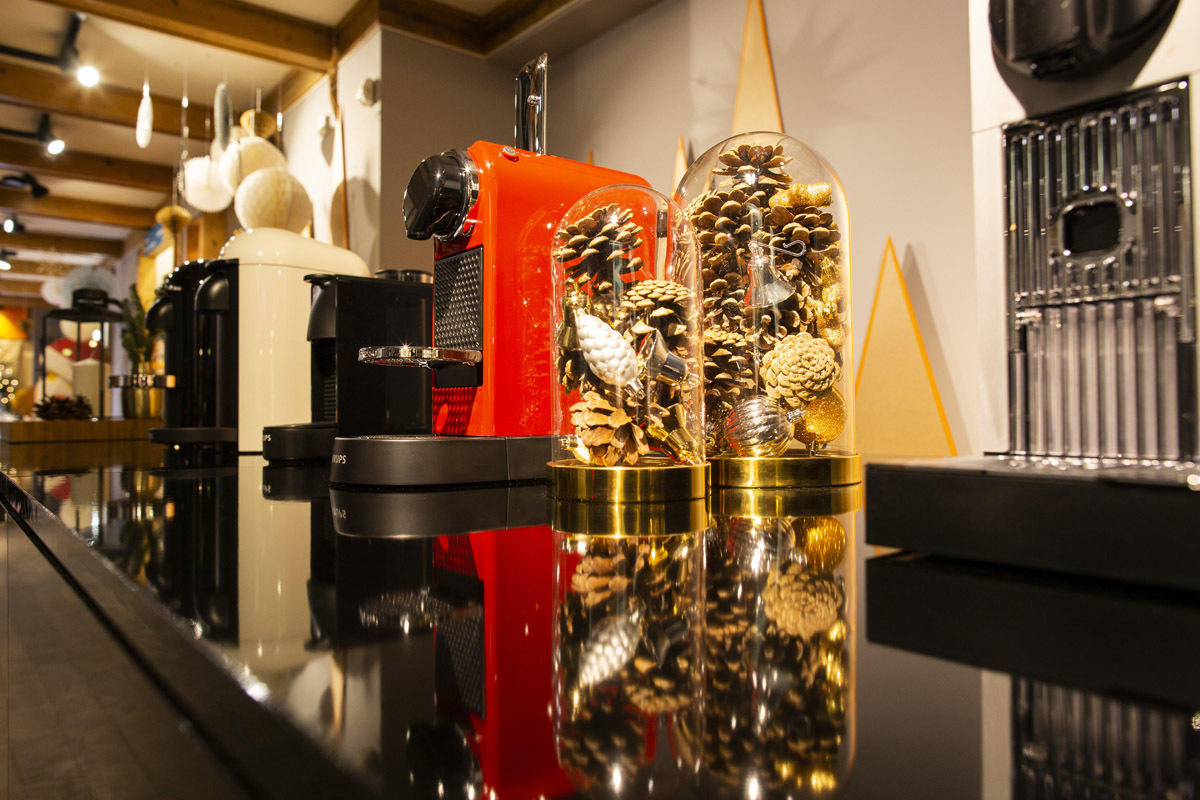Amazon_HomeofChristmas_Nespresso Kaffeemaschine Verturo in weihnachtlicher Dekoration