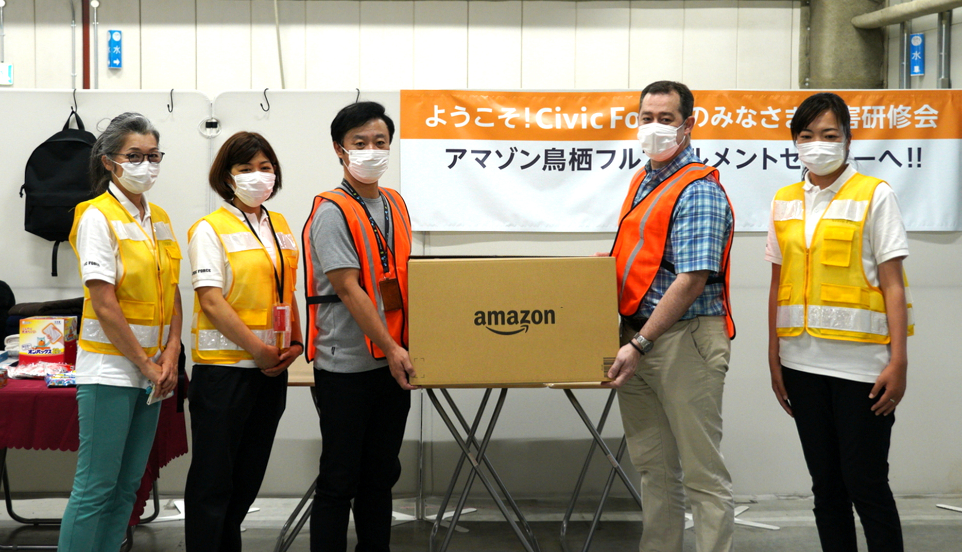災害支援研修会にて、Amazonの箱を囲んだスタッフ達の写真