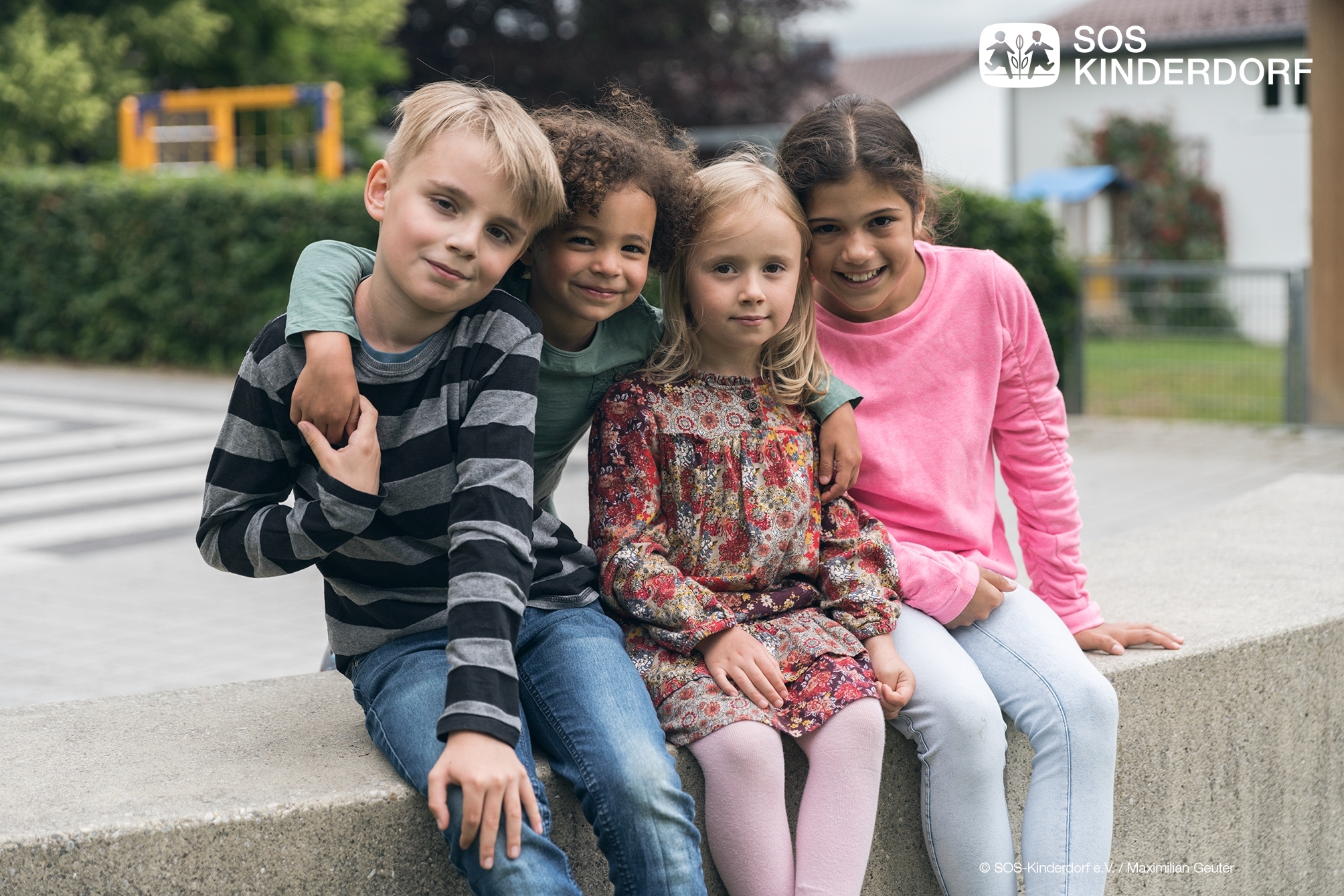 4 Kinder auf einer Treppe sitzend