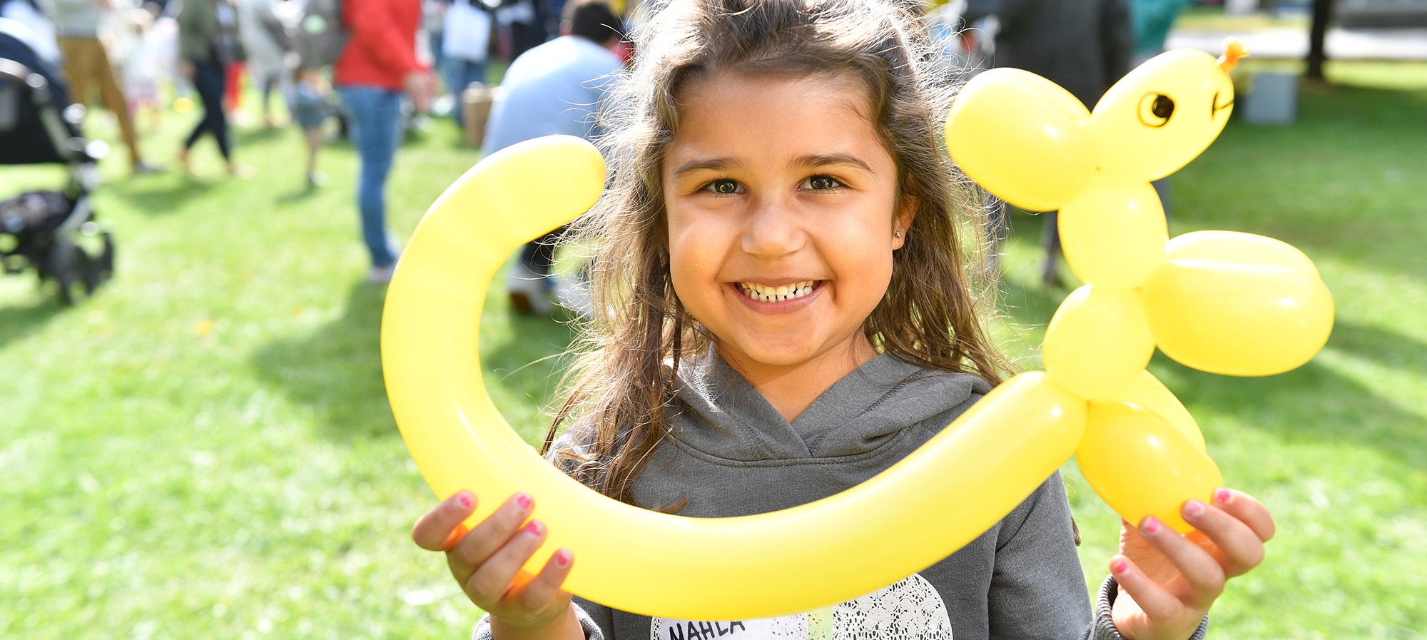 Ein kleines Mädchen beim Kids Day von Amazon in München.