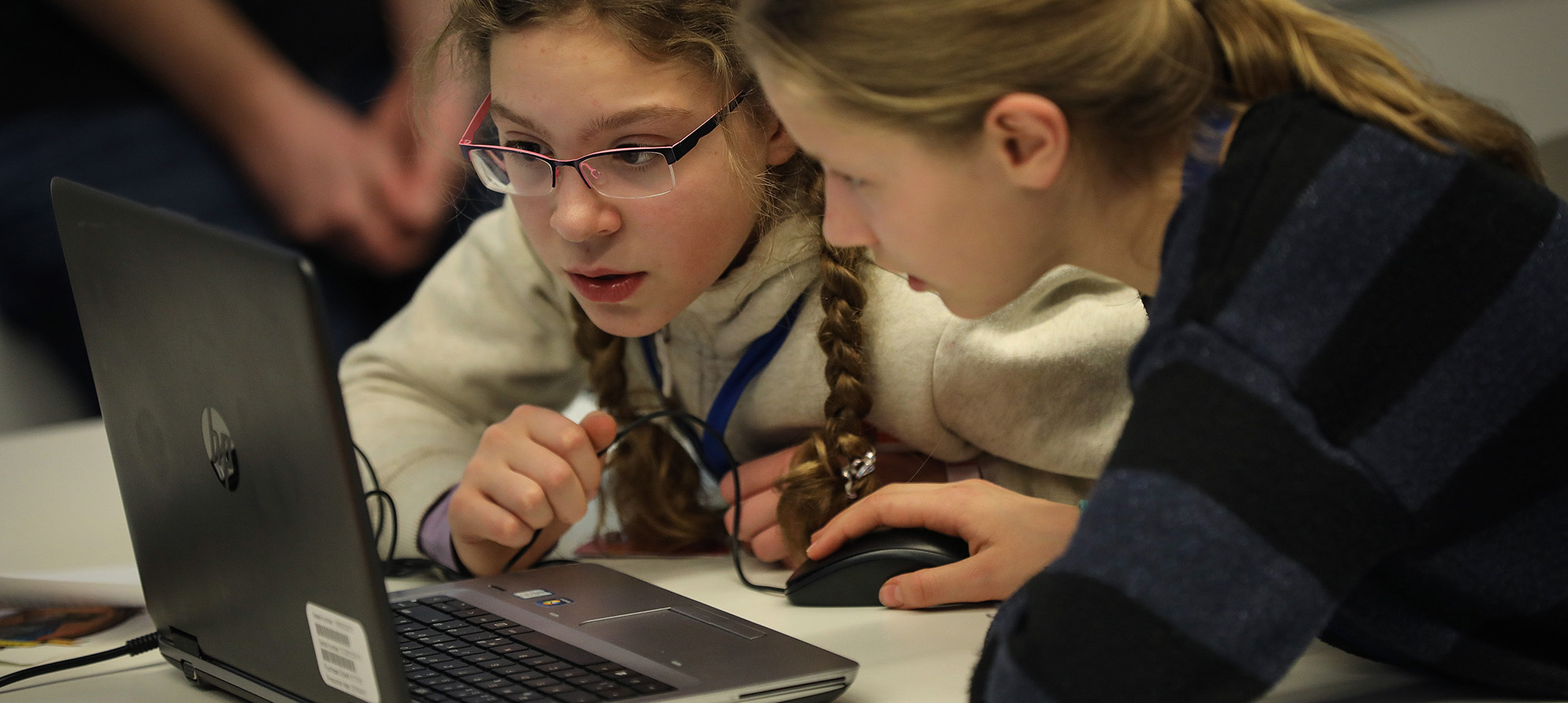 Girls and Boys Day bei Amazon. Zwei junge Mädchen sitzen konzentriert vor dem Laptop. 