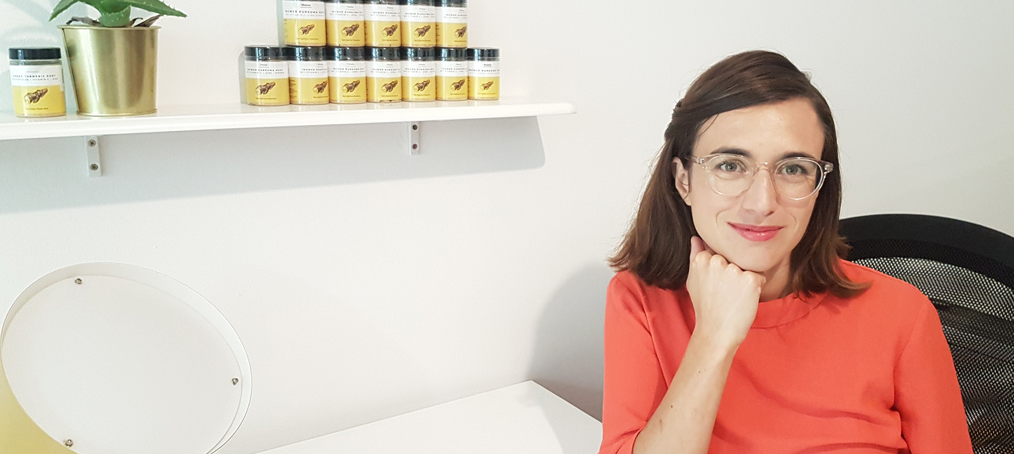 Raffaela Rein an ihrem Schreibtisch