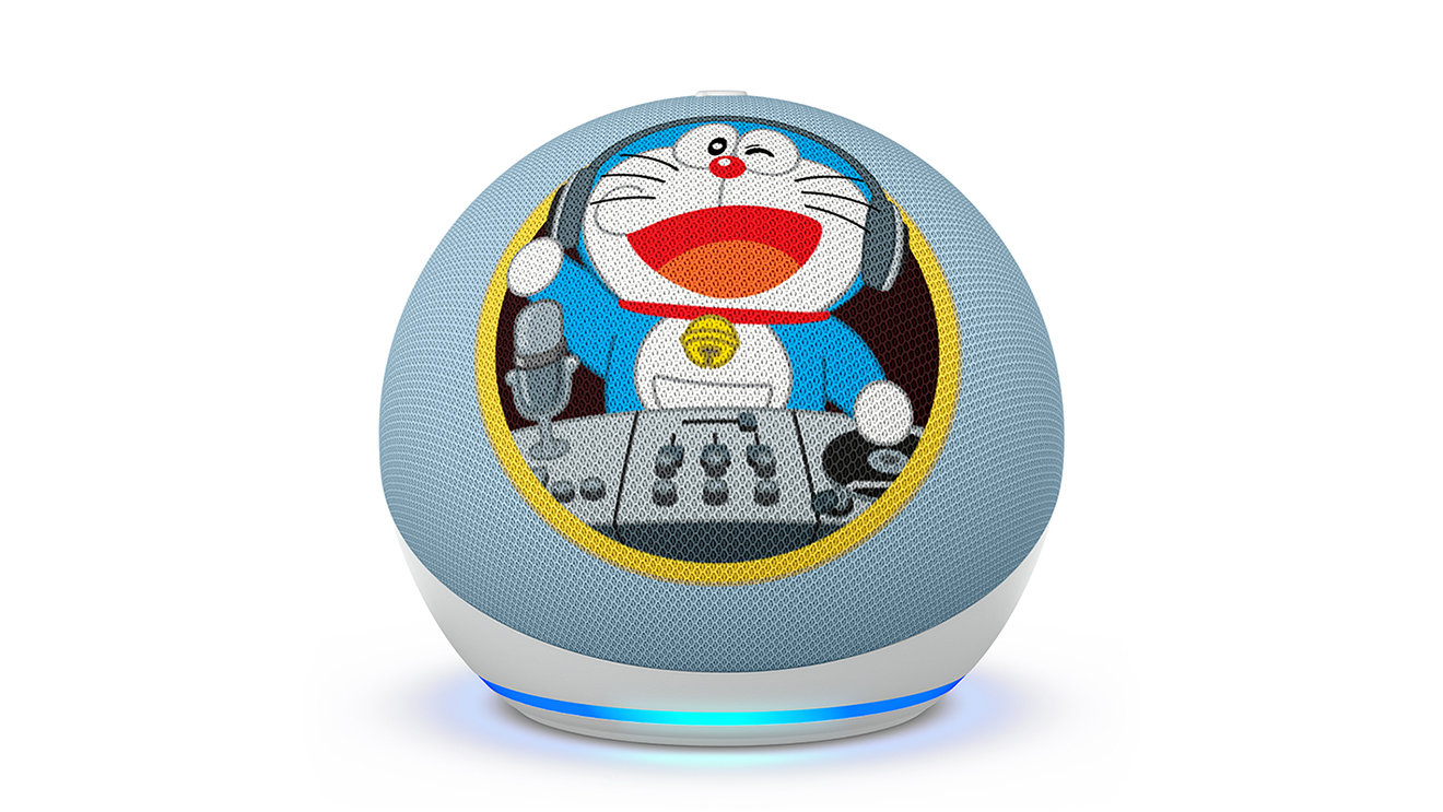 球状のデバイス。表面はブルーグレーのメッシュ状で、中央にドラえもんのイラストが描かれている。メッシュ部分を下側の白いスタンドが支えている。