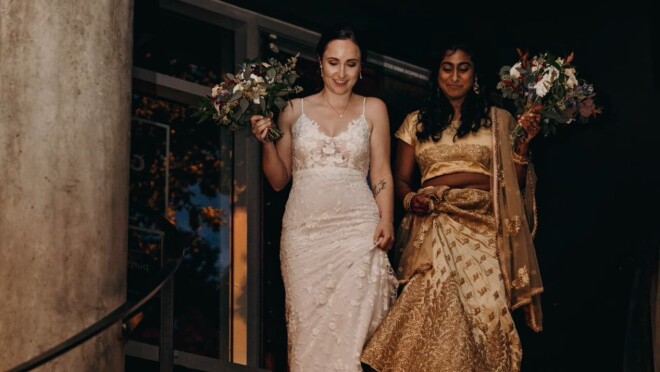 艾莉萨和Aveena每个穿婚纱和一束鲜花在他们结婚的那一天。