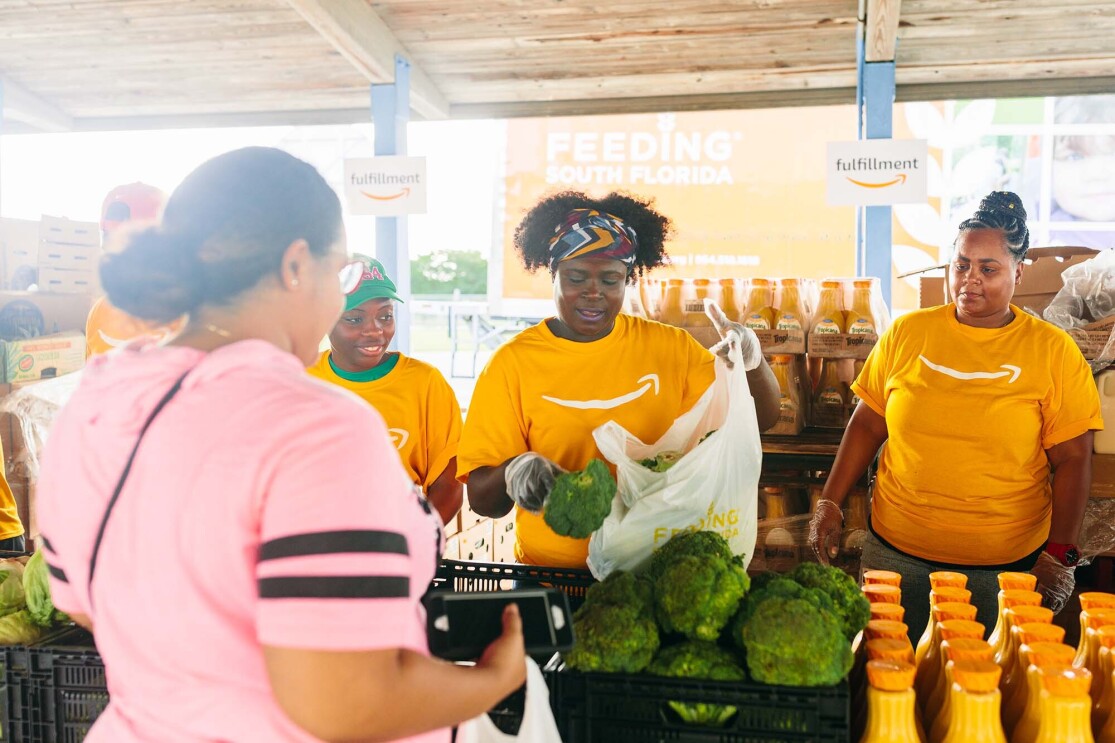 Amazon associates from Miami volunteered with Feeding South Florida and Robert B. Ingram Elementary School to support food-insecure families. 