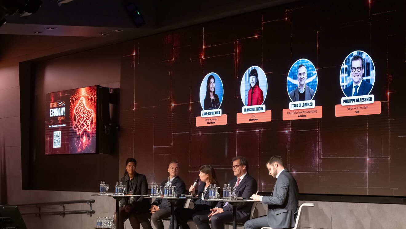 4 panelists and an interviewer from the Luxembourg Chamber of commerce on stage. 