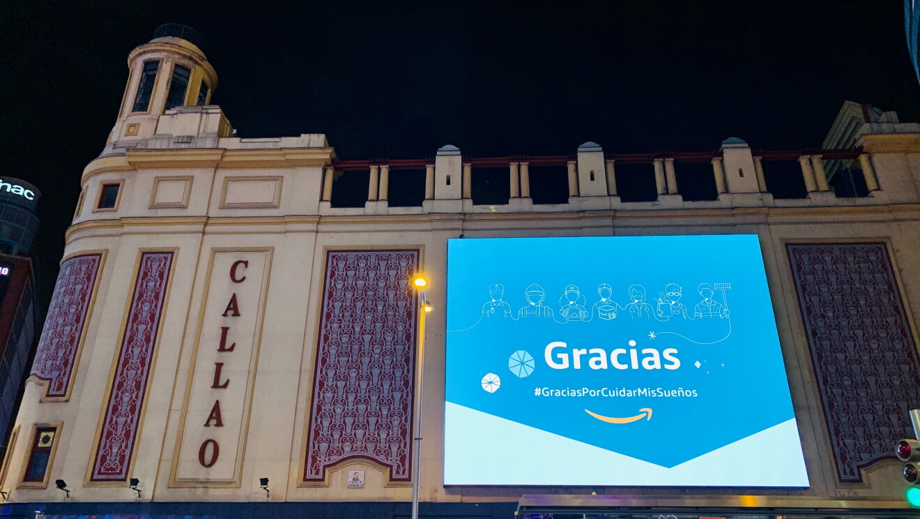 La campaña de Amazon ha durado del 13 al  19 de diciembre. Aparece la fachada del cine Callao, en la Gran Vía de Madrid. Y en la fachada hay una pantalla con la palabra Gracias y después pone GraciasPorCuidarMisSueños. El fondo de la pantalla es azul y blanco. La fachada del cine es de color rojo y beige. 