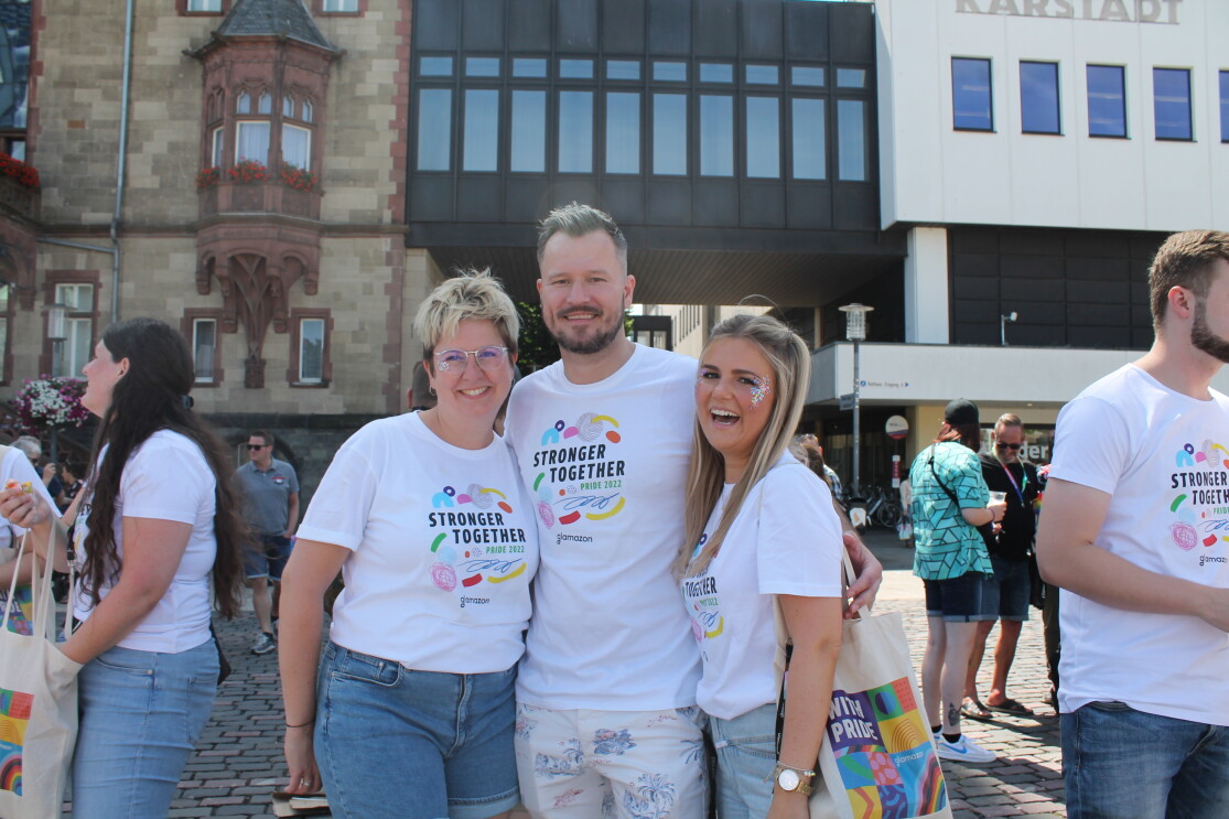 Amazon Mitarbeiter:innen aus Magdeburg mit T-shirts "Stronger Together".