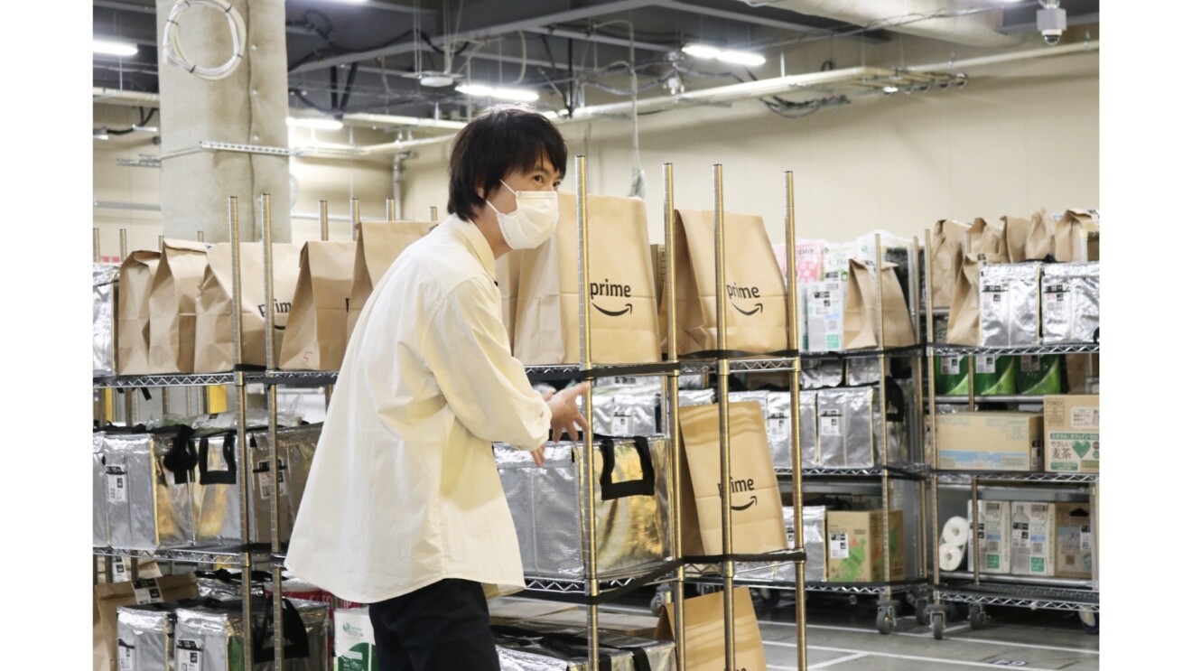 Amazonフレッシュ物流拠点にコウケンテツさんが初潜入!スピードが命の現場で見た意外な光景とは?
