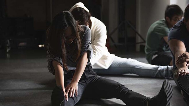 高中生在使用新的Alexa技能“保持冷静”时练习正念冥想