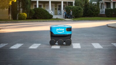 郊外の道路を横断する自動配達ロボットScout