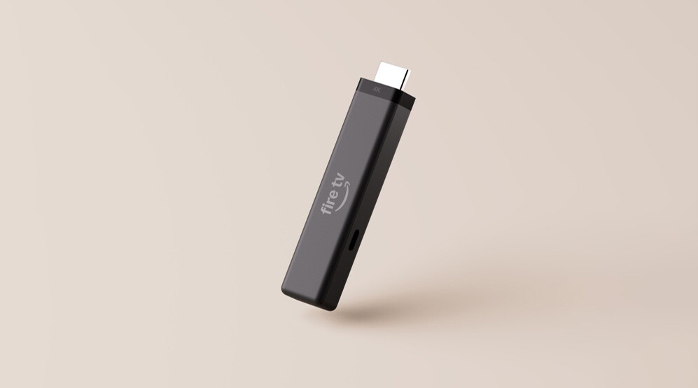 黒い直方体のスティック状デバイス。上側には差込むための金属がある。表面にfire tvの文字。