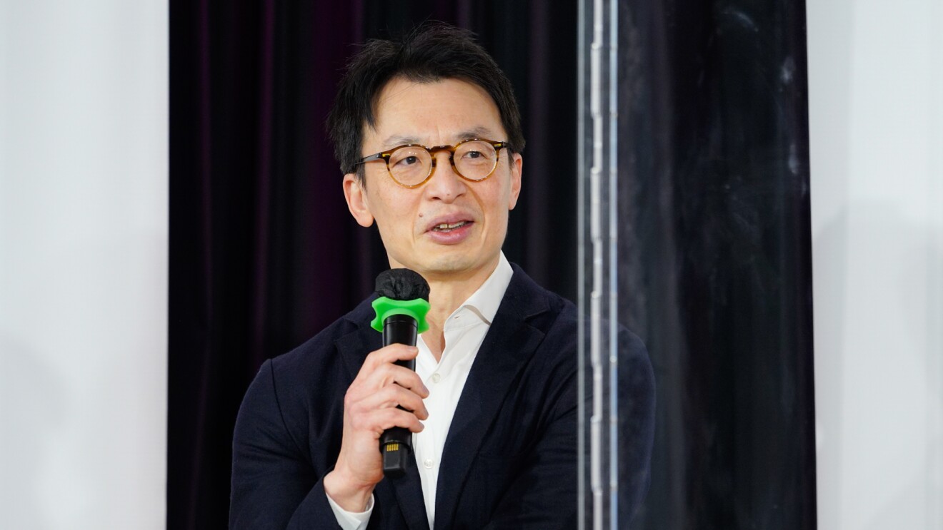 チャンさんが話している写真