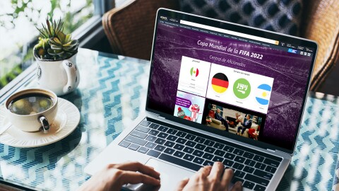 桌上的笔记本电脑,屏幕上显示着2022年西班牙世界杯的店面。