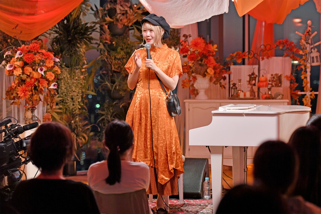 ステージに立ち挨拶をするハラミちゃん