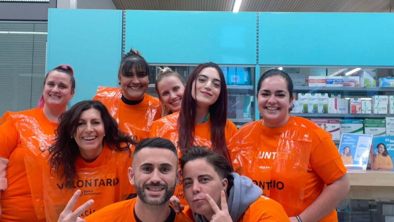 Amazon employees vlunteering at the 2023 Food Collection Day 