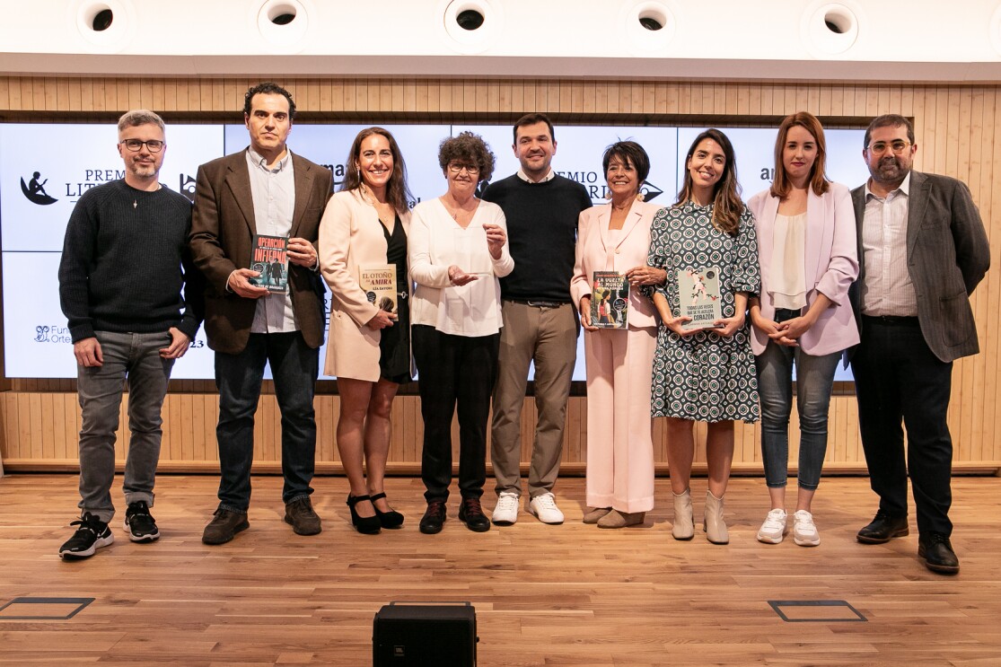 Foto de la entrega del premio con Pilar en el medio con el guardón.