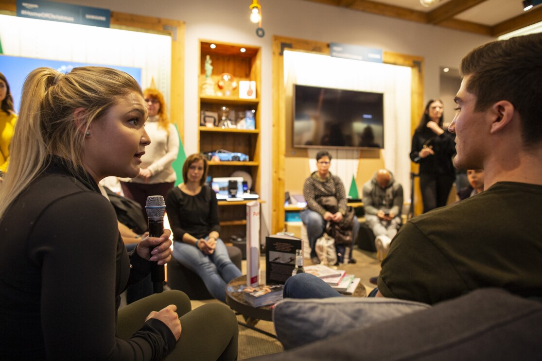 Sophia Thiel im Amazon Pop-up Store #HomeOfChristmas im Gespräch mit den Besuchern.