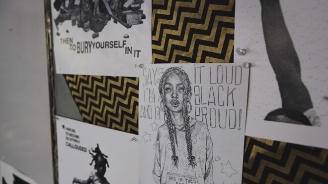 高中生在使用新的Alexa技能“保持冷静”时练习正念冥想