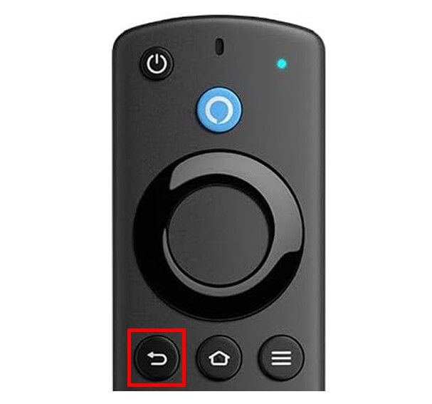 黒いリモコンの上部のクローズアップ。大きな円形のボタンの左下にUターンする矢印マークがついた小さなボタンがあり、そこが赤枠で囲まれている