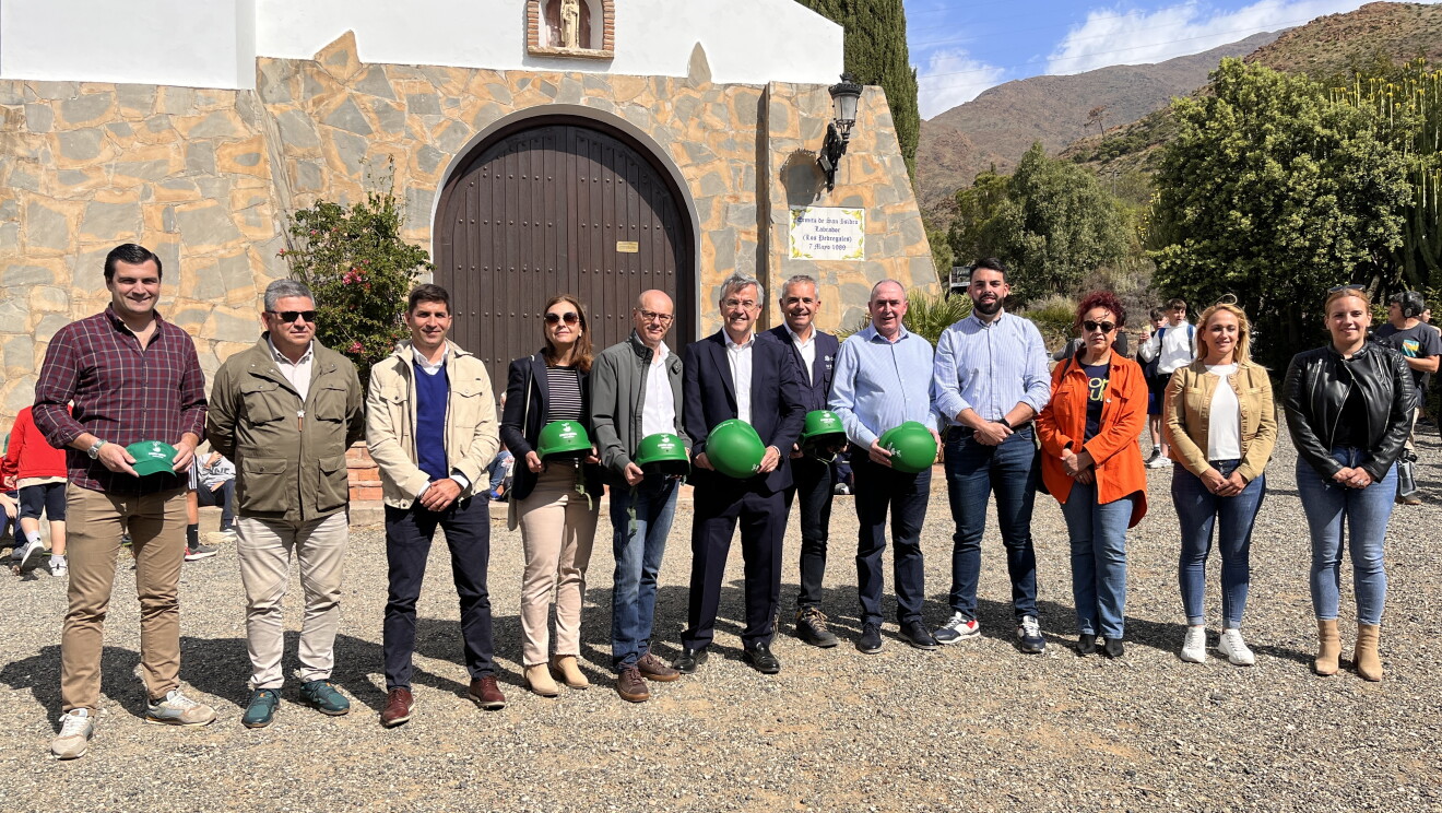 Foto de grupo presentación Cascos Verdes miran a cámara sonrientes