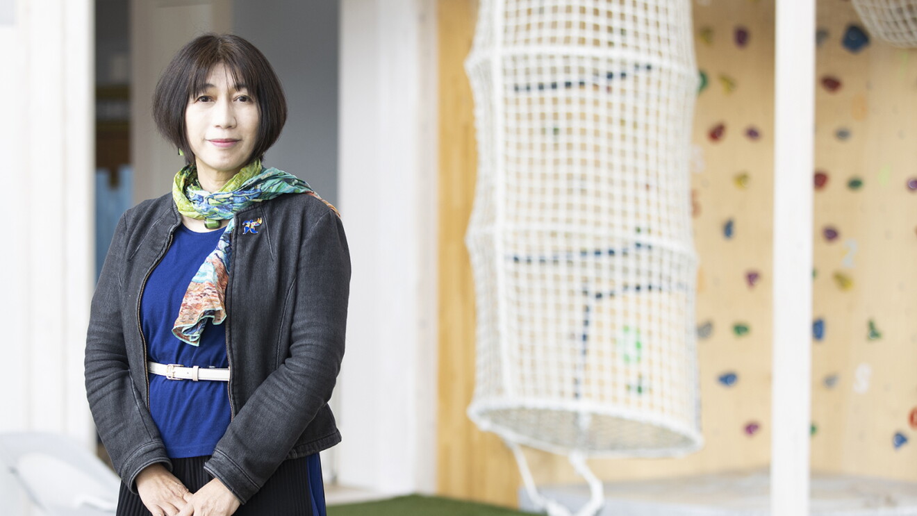 優しい印象のスカーフを巻き笑顔を見せる女性有限会社モーハウス 代表取締役・光畑由佳さん