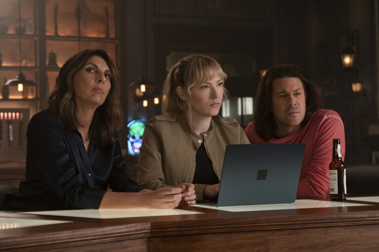 A srill from Leverage: Redemption, season 3