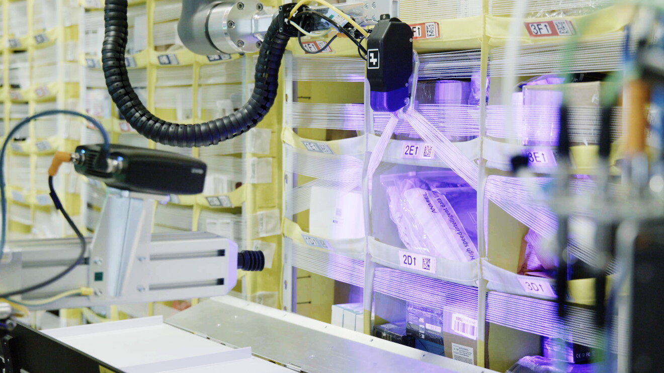 Ein Roboter mit Tastsinn wird in Logistikzentren von Amazon eingesetzt und von Mitarbeitenden getestet.