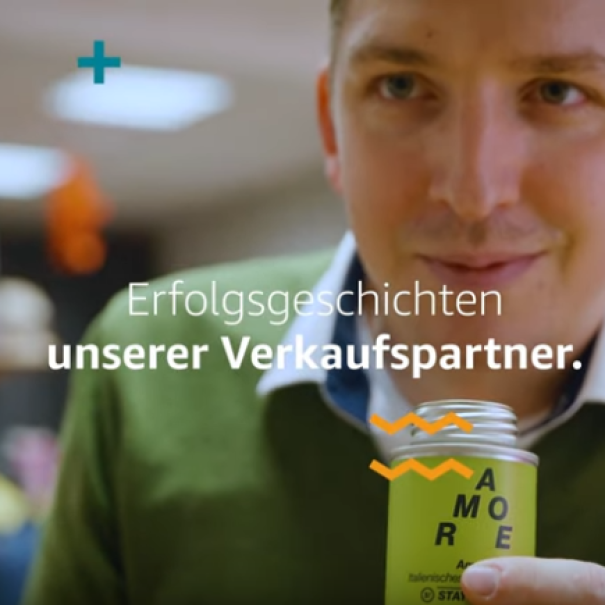 Ein Mann mit grünem Pulli schaut in die Kamera. In den Händen hält er eine grüne Gewürzdose. Im Vordergrund steht in weißer Schrift Erfolgsgeschichten unserer Verkaufspartner.