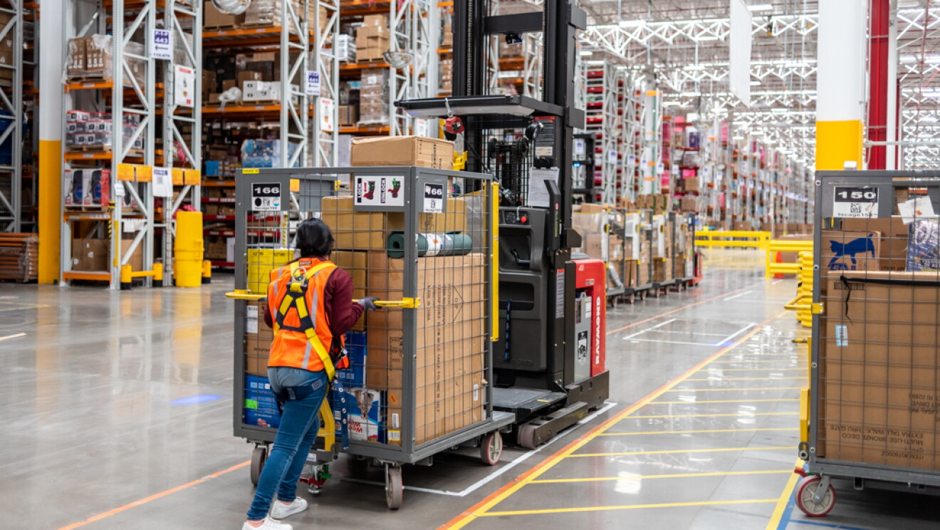 Trabajador en un centro logístico de Amazon