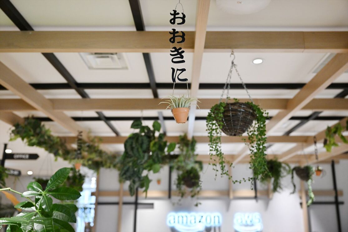 天井から縦書きで「おおきに」の文字が吊り下げられている。その他にも様々なな植物が天井から吊り下げられている。