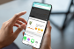 Due mani reggono uno smartphone la cui schermata mostra la funzionalità "Consulta un amico" sull'app di Amazon