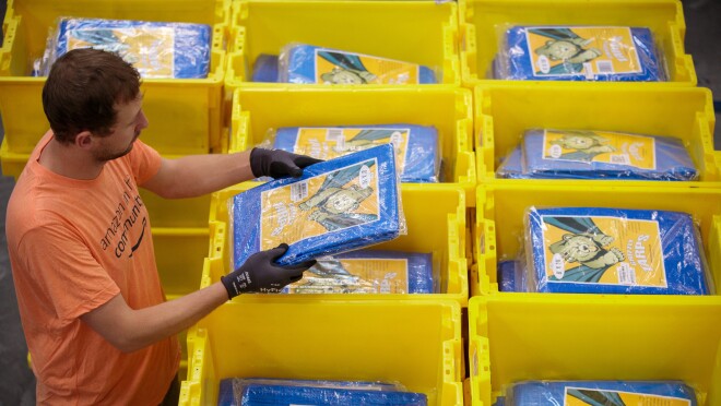 多里安飓风过后,亚马逊员工准备分发物品。