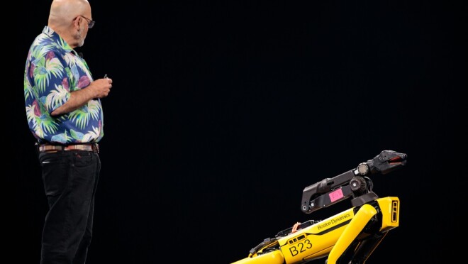 波士顿动力公司首席执行官兼创始人马克·雷伯特在re:MARS 2019的舞台上