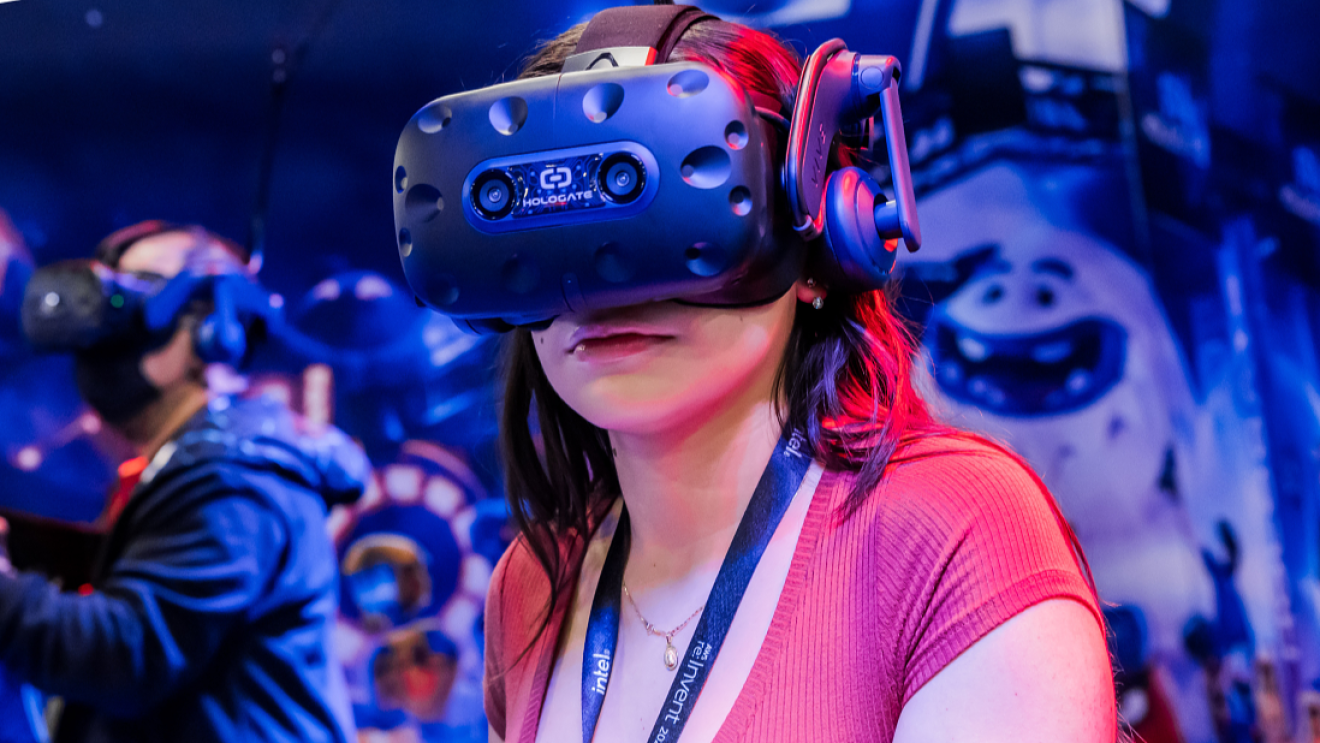 Evento de re:Invent con una persona con unas gafas de realidad virtual.