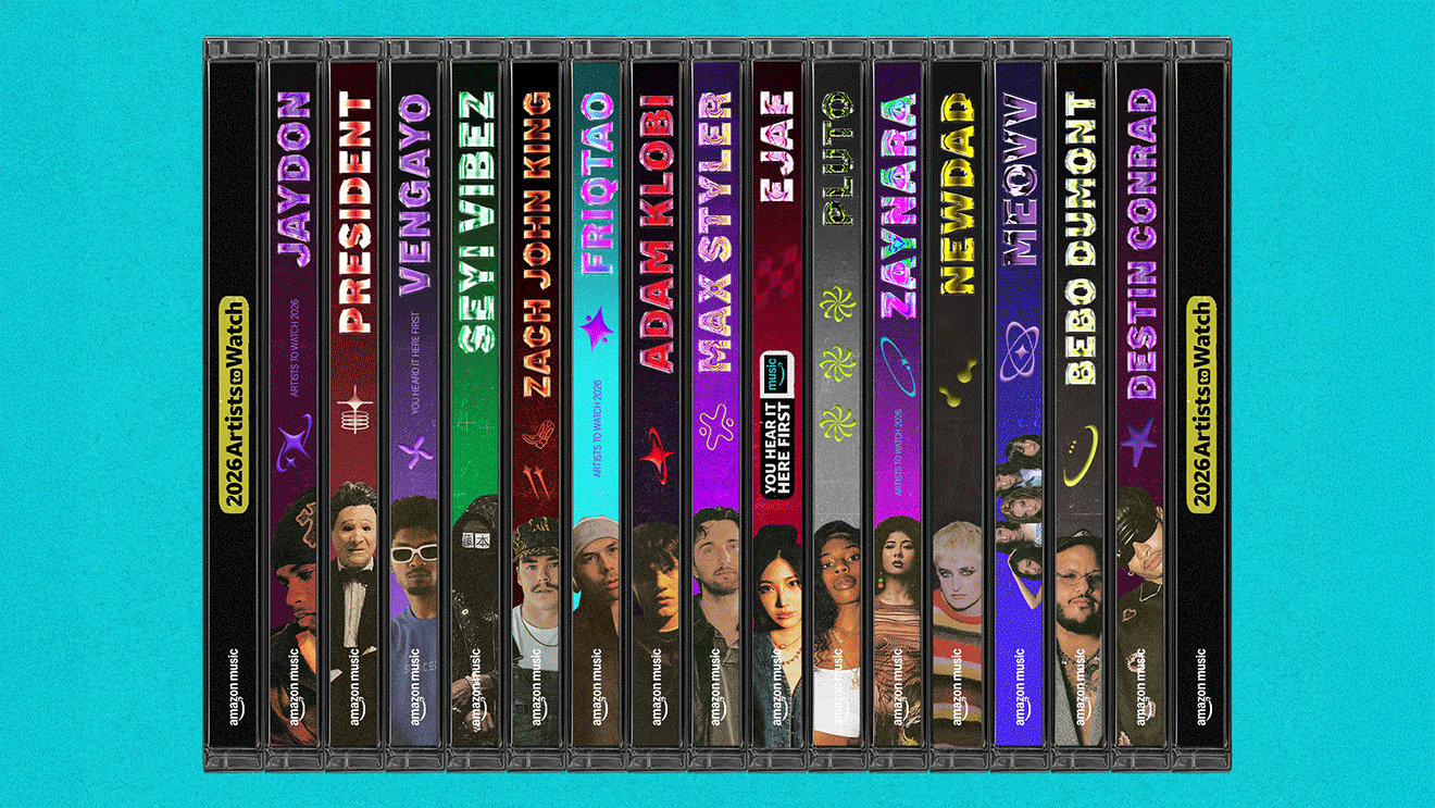 水色の背景にCDケース17枚分の背中側が枚並んでいる。それぞれアーティストの顔写真と名前がデザインされている。