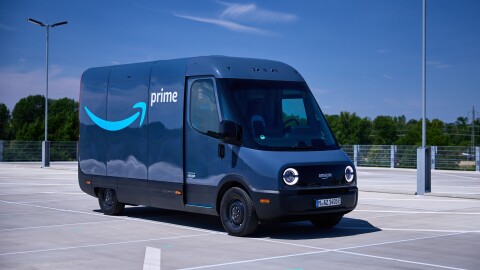 Der neue Amazon Rivian im Freien auf einem Parkplatz.