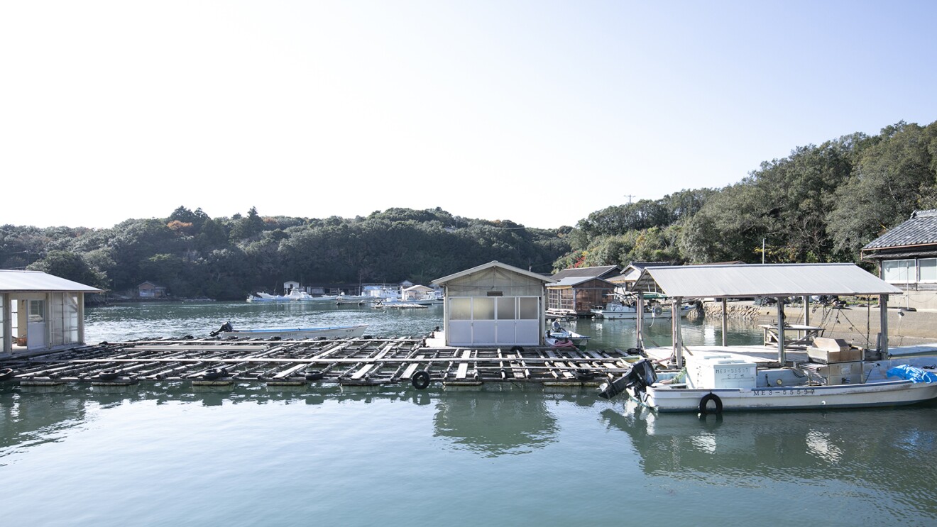 伊勢志摩の海に浮かぶ真珠養殖のいかだ
