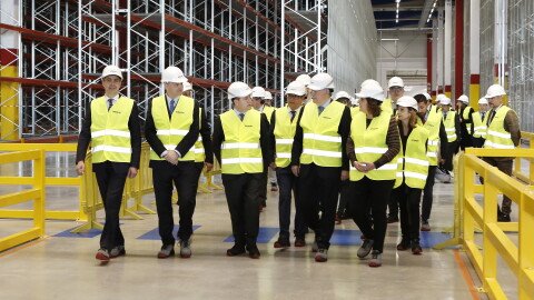 Visita oficial de las autoridades locales al centro logístico de Illescas. Aparecen todos vestidos con el chaleco amarillo, las botas de seguridad y los cascos. Al fondo las estanterías vacías. A destacar: el director regional de Operaciones en España e Italia de Amazon, Fred Pattje, Nacho Ferreiro, Responsable del centro, el alcalde de Illescas, José Manuel Tofiño, y el presidente de Castilla-La Mancha, Emiliano García-Page.