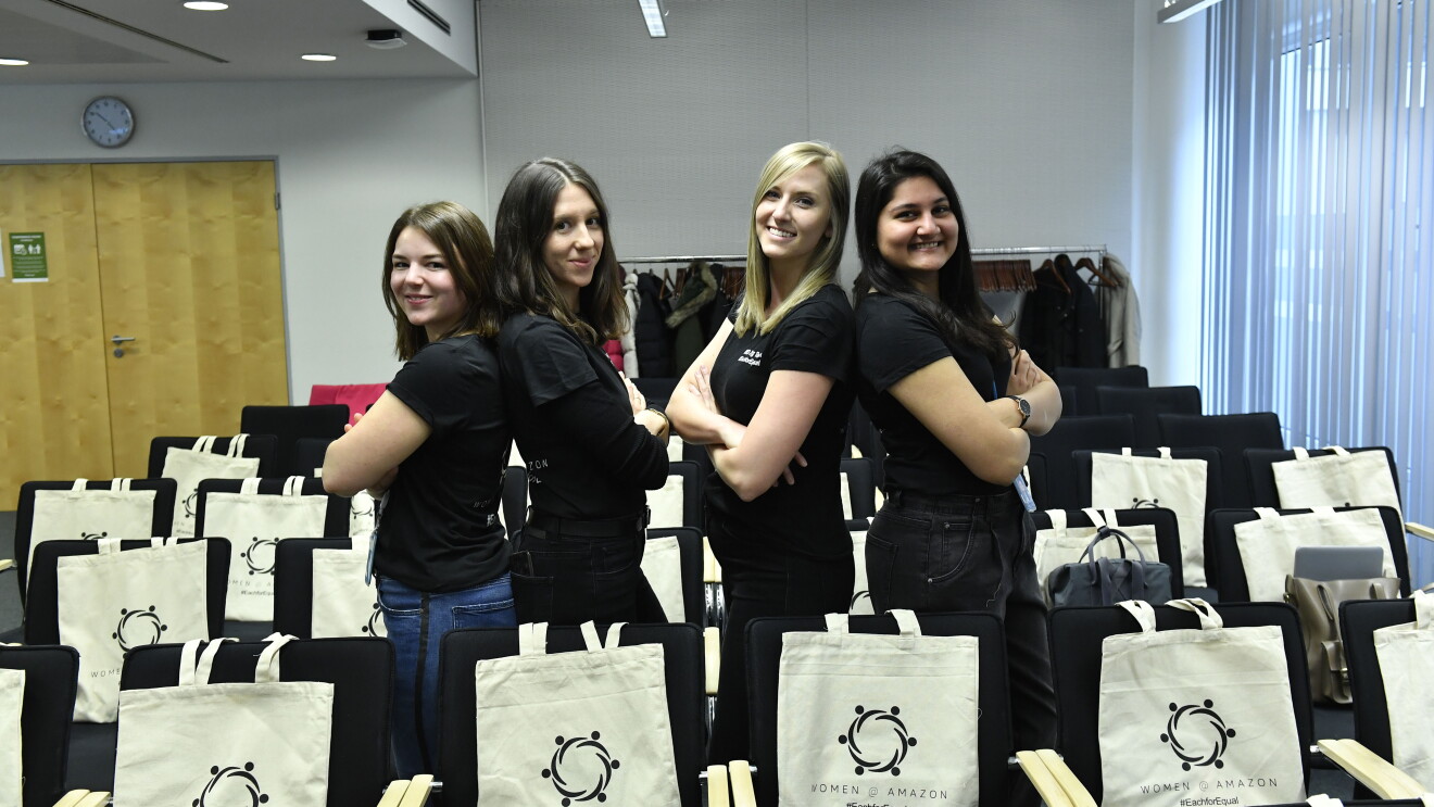 Eine Gruppe Mädchen in schwarzen IWD-T-Shirts posiert für die Kamera
