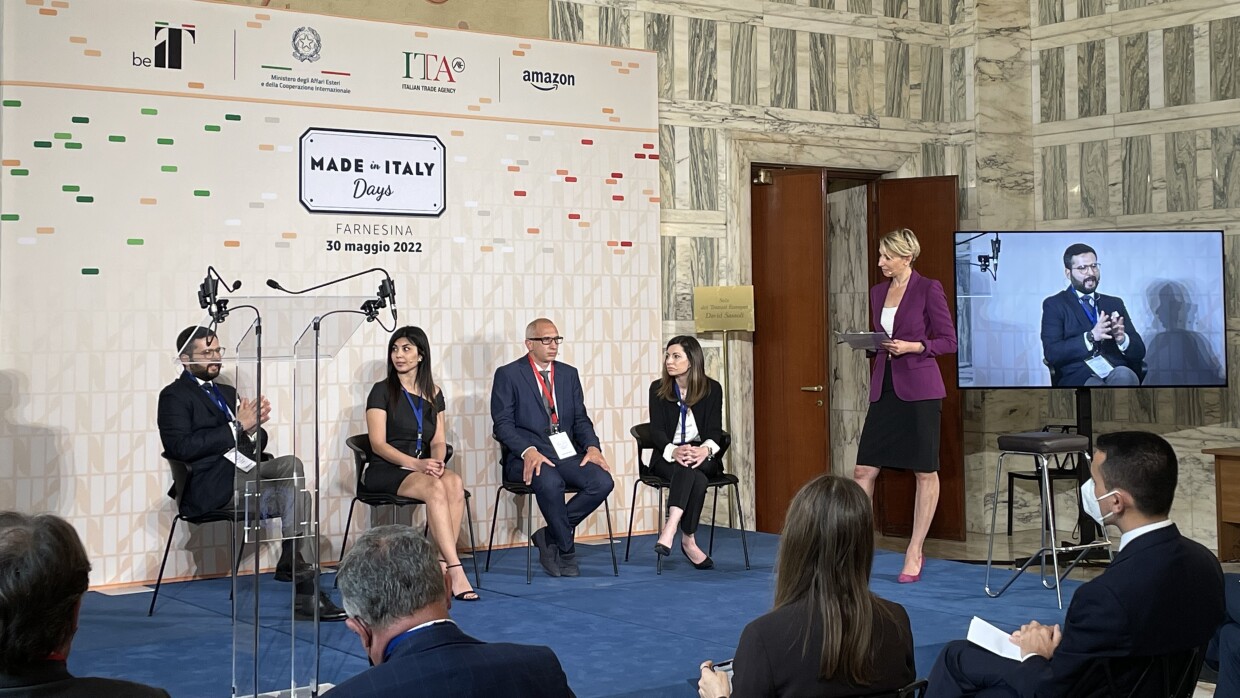 Made in Italy Days, Farnesina, 30 maggio 2022. 5 persone su un palco all'interno di una sala in cui si sta svolgendo una conferenza stampa.