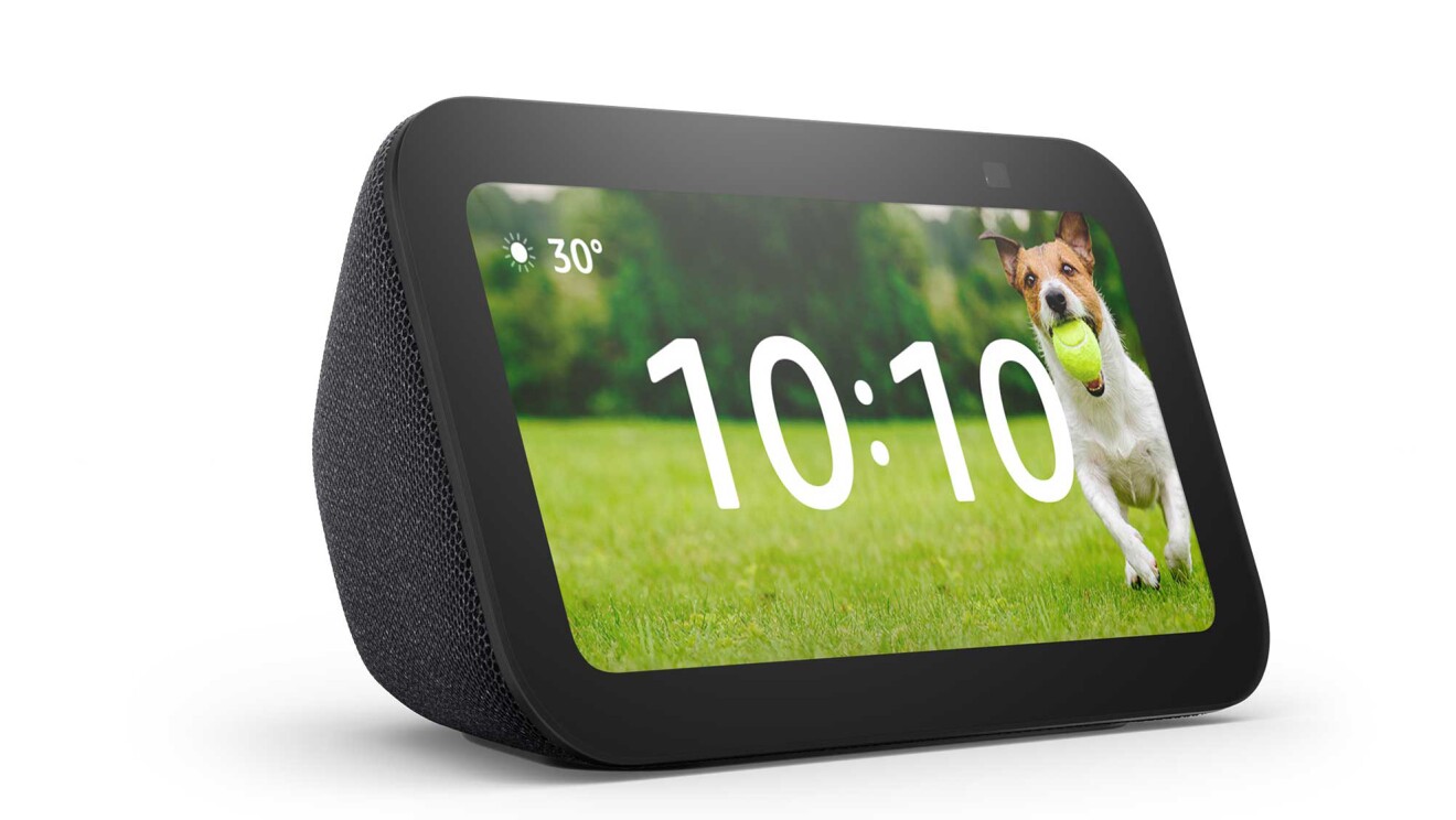 Echo Show 5 チャコールの本体。画面を包む躯体が布地になっていて、その色と画面の枠が黒に近いこげ茶色になっている