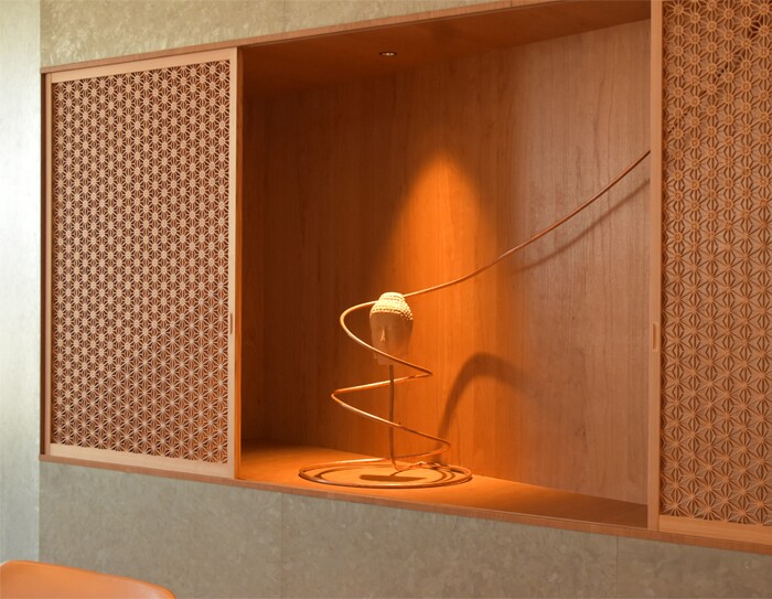 会議室に飾られている平岡さん作の仏像