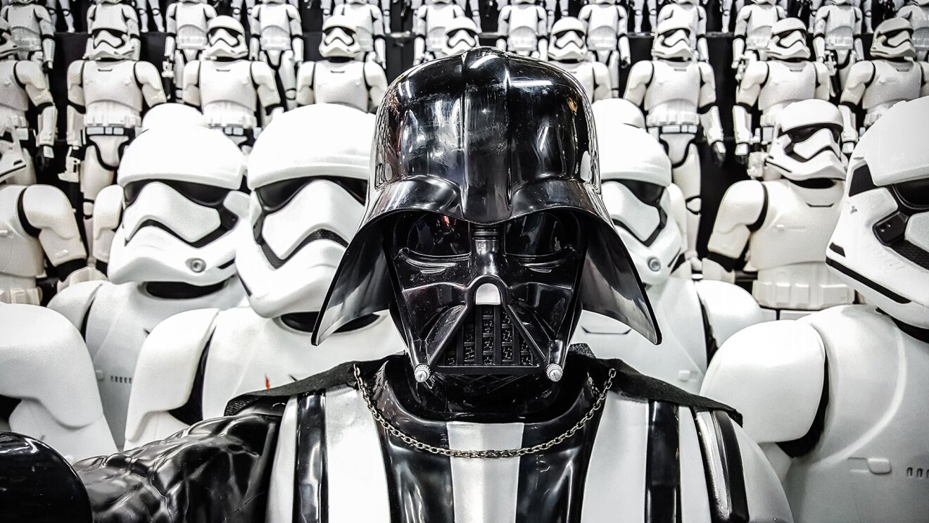 达斯·维德,正中间,盯着镜头,身后是一排又一排的冲锋队员