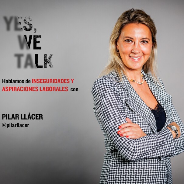 Pilar Llácer posando con lo brazos cruzado sy mirnado a cámara. El logo de Amazon a su  izquierda y a sy derecha el nombre de la campaña Yes we talk. 