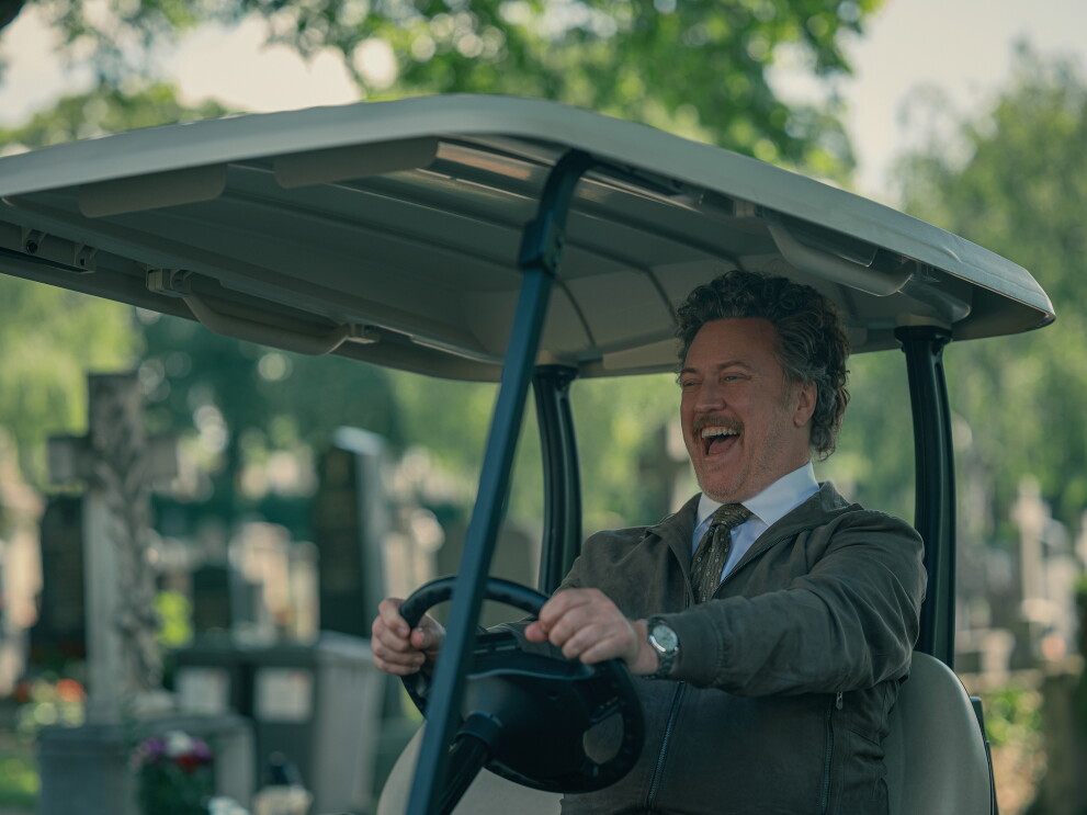 „Drunter und Drüber”  exklusiv bei Prime Video: Trailer zur neuen österreichischen Dramedy-Serie über Leben, Tod und Bürokratie