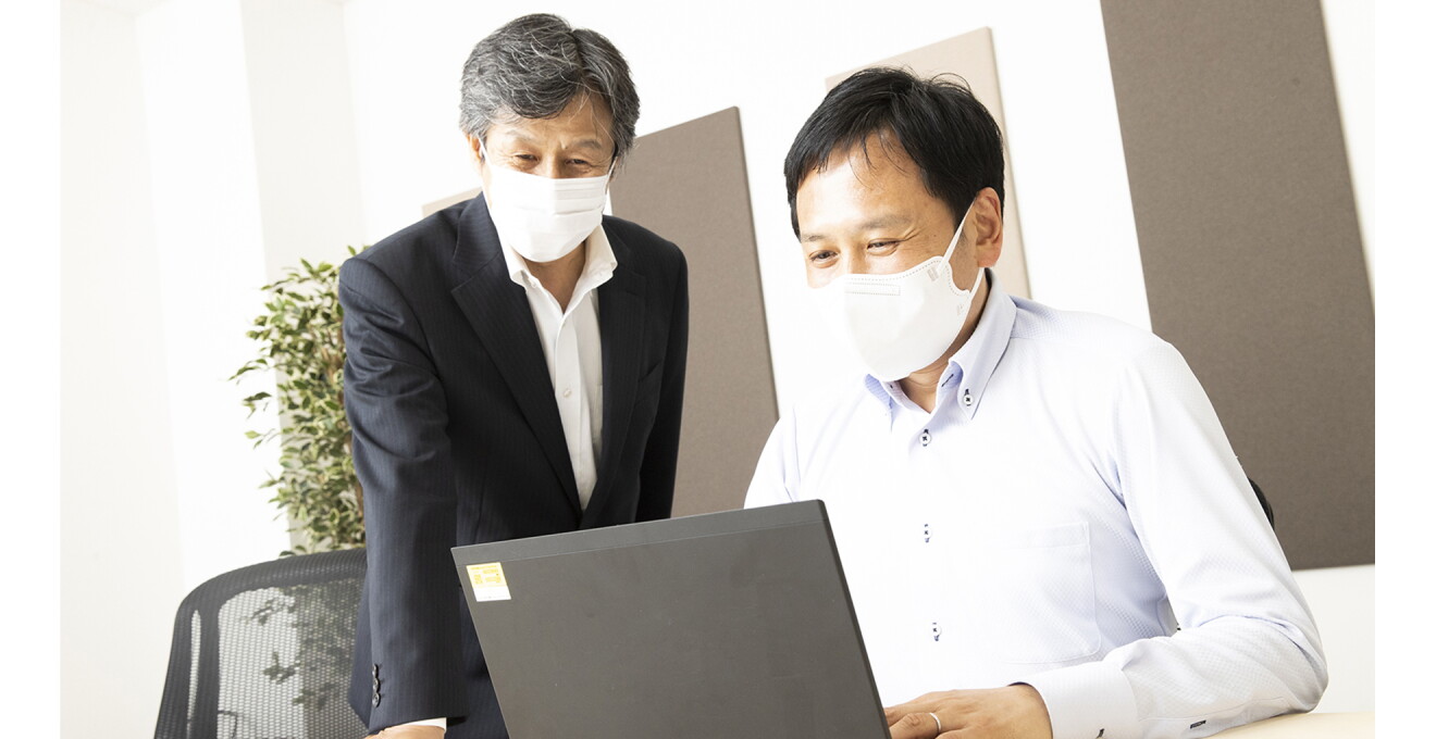パソコンで仕事をする小久保さんと濱田さんの写真